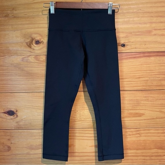 Lululemon Black Cropped Mid Rise Workout Activewear Leggings 2 - Picture 1 of 7